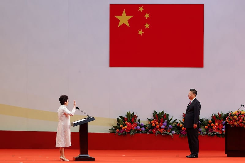 2017年7月1日 ,香港第5任特首林正月娥宣誓就职习近平监誓。(路透社)
