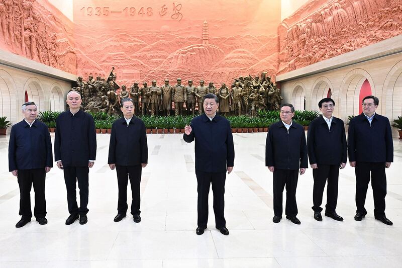 2022年10月27日,习近平带领中共中央政治局常委李强、赵乐际、王沪宁、蔡奇、丁薛祥、李希考察延安。(美联社)