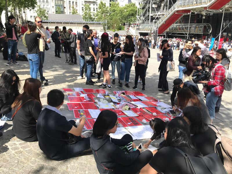 2019年6月16日,在巴黎的香港侨民也共襄盛举,齐聚蓬皮杜中心广场,要求港府完全撤回《逃犯条例》。集会中,也举行悼念仪式,为因“反送中”而坠楼逝世的同路人默哀,表达侨民们对他的敬意与哀伤。(记者蔡凌)