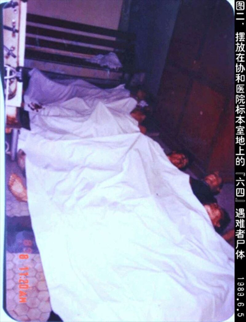 1989年6月5日,摆放在协和医院标本室地上的“六四”遇难者。(六四档案图)