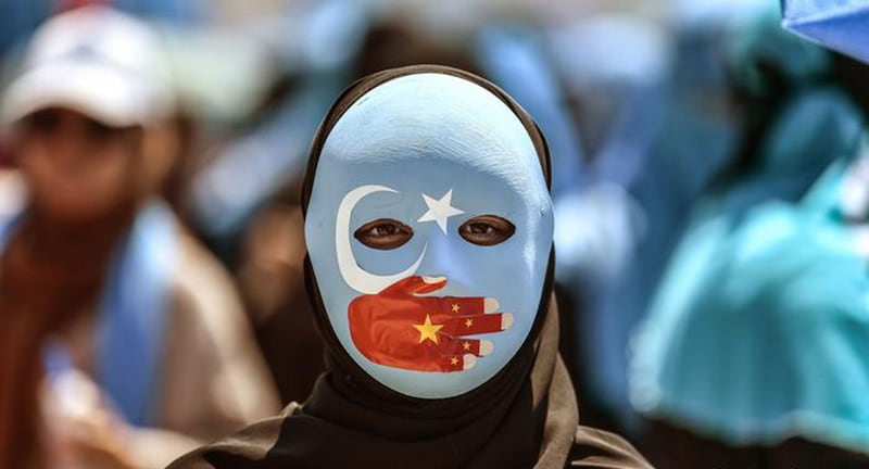 海外维吾尔人走上街头,抗议中国政府在新疆的高压政策 。(法新社)