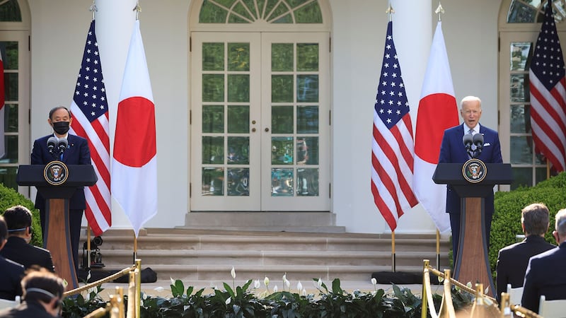 2021年4月16日,美国总统拜登和日本首相菅义伟在白宫玫瑰花园举行联合新闻发布会。(路透社)