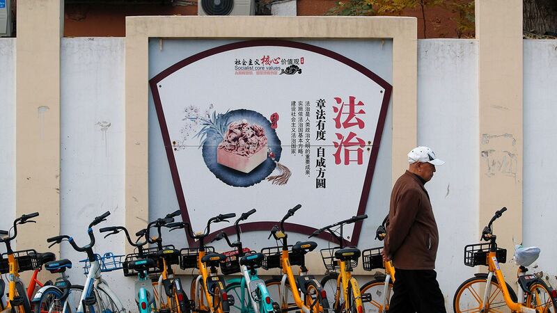 北京居民住宅区附近的宣传板,描绘着的社会主义核心价值观。 (美联社)