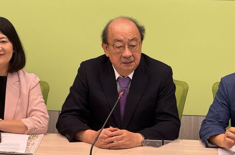 民进党立法院党团总召柯建铭指控,国民党和民众党占领立法院, 中国联合军演包围台湾是里应外合。(记者 黄春梅摄)