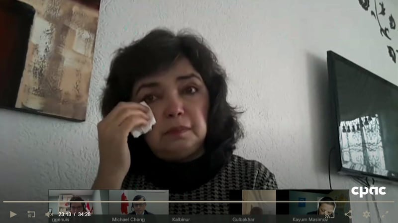 维吾尔族幸存者卡妍·马西莫夫(Kayum Masimov)声泪俱下叙说自己受迫害的遭遇。 (网路记者会截图)