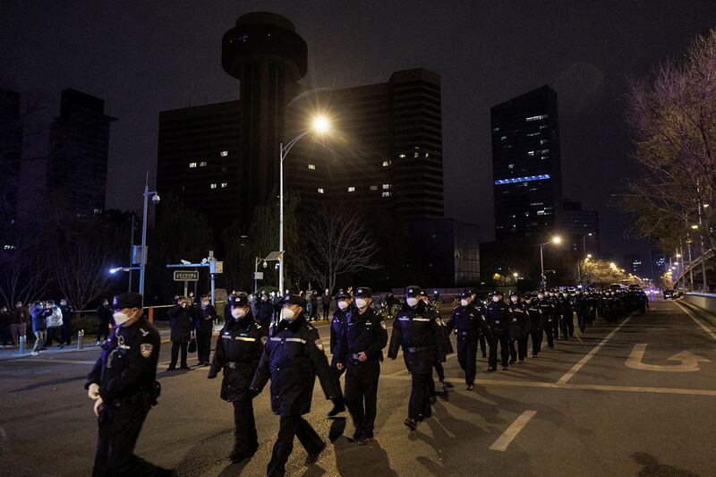 2022年11月28日,北京亮马桥下的白纸抗议现场。(路透社)