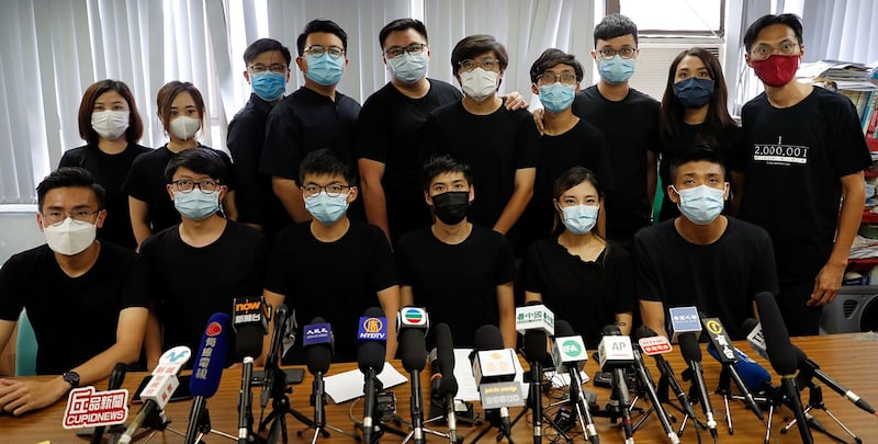 2020年7月15日,在初选中胜出的香港民主派立法会参选人出席联合记者会。(路透社)