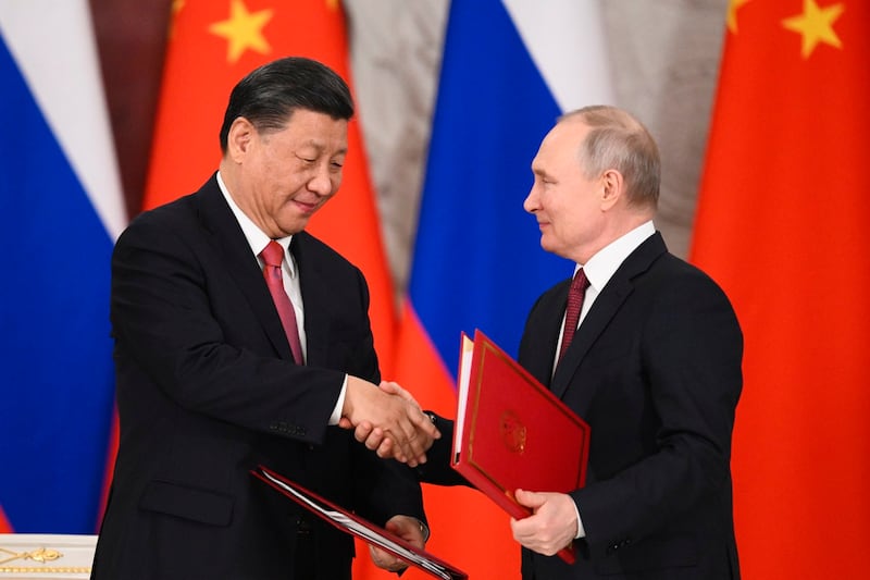 2023年3月21日,中国国家主席习近平和俄罗斯总统普京(右),在莫斯科克里姆林宫共同签署《中华人民共和国和俄罗斯联邦关于深化新时代全面战略协作伙伴关系的联合声明》和《中华人民共和国主席和俄罗斯联邦总统关于2030年前中俄经济合作重点方向发展规划的联合声明》。(美联社)