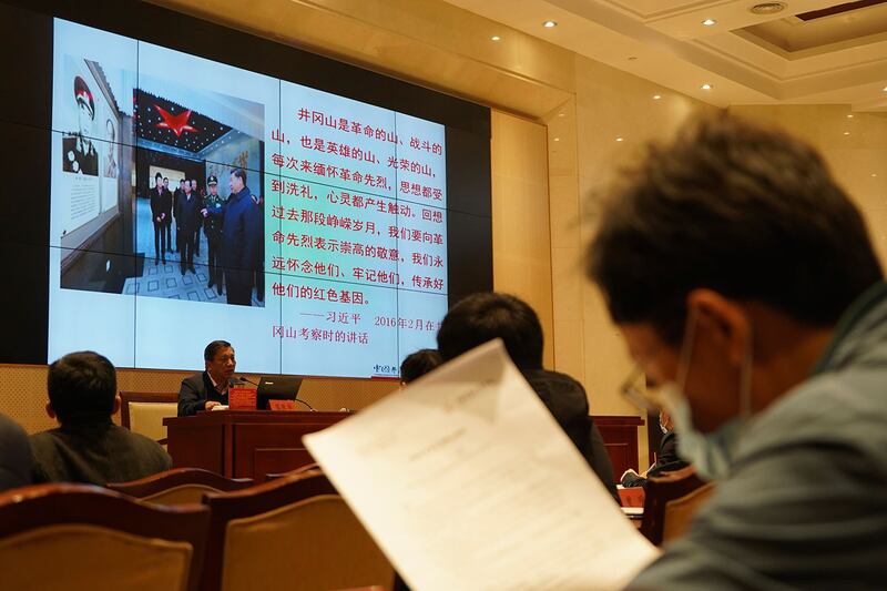 2021 年 4 月 9 日，一名讲师在中江西省井冈山的中国行政领导学院为学生授课。（美联社）