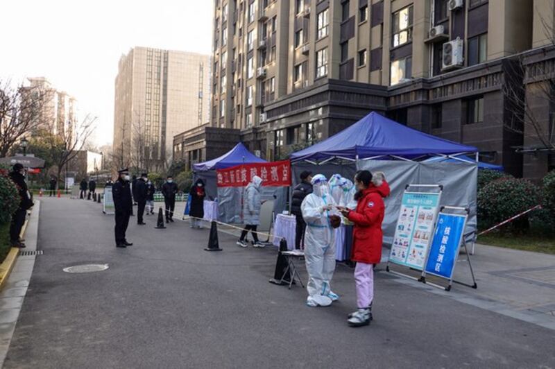 西安部分居民正在准备接受核酸检测(法新社)
