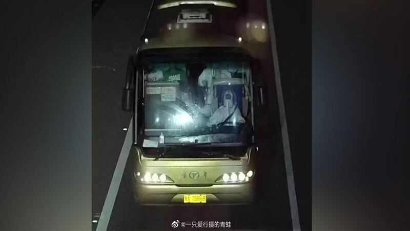 9月18日凌晨2点多,一辆载有47人的隔离转运大巴车在贵阳东南约160公里处发生翻车事故。车上共27人死亡,20日受伤。(微博)