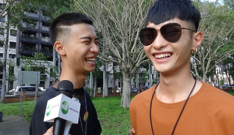 参与苗栗同志游行男同志艾格(左)受访。(记者夏小华摄)